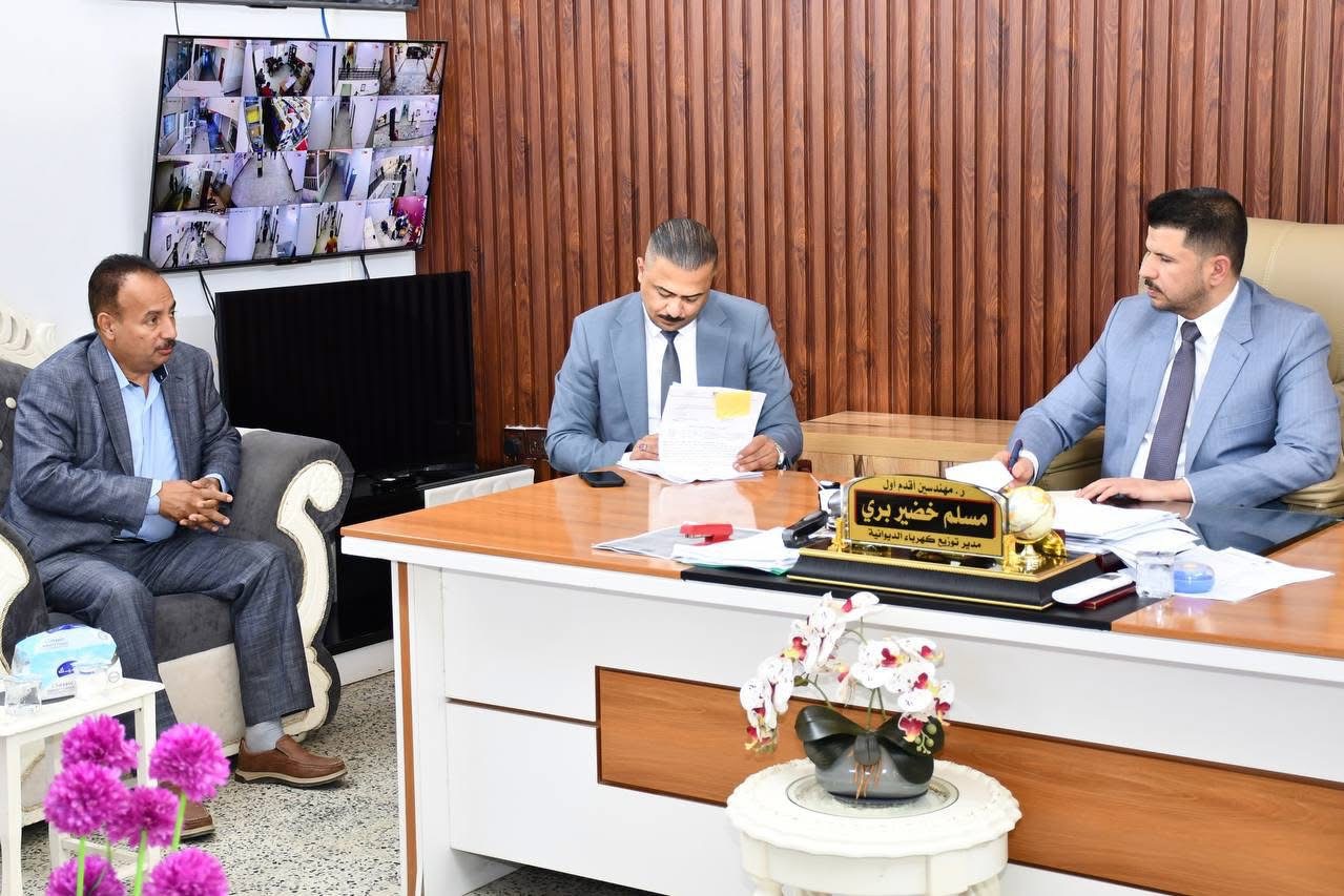 الغانمي يجري زيارة ميدانية إلى فرع توزيع كهرباء الديوانية لمتابعة عمل المحطات الكهربائية